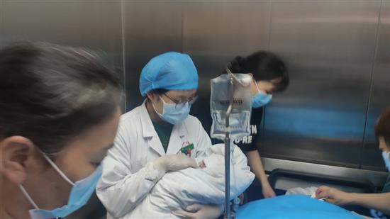 医护人员抱着彭银华的新生女儿。澎湃新闻记者 郑朝渊 图